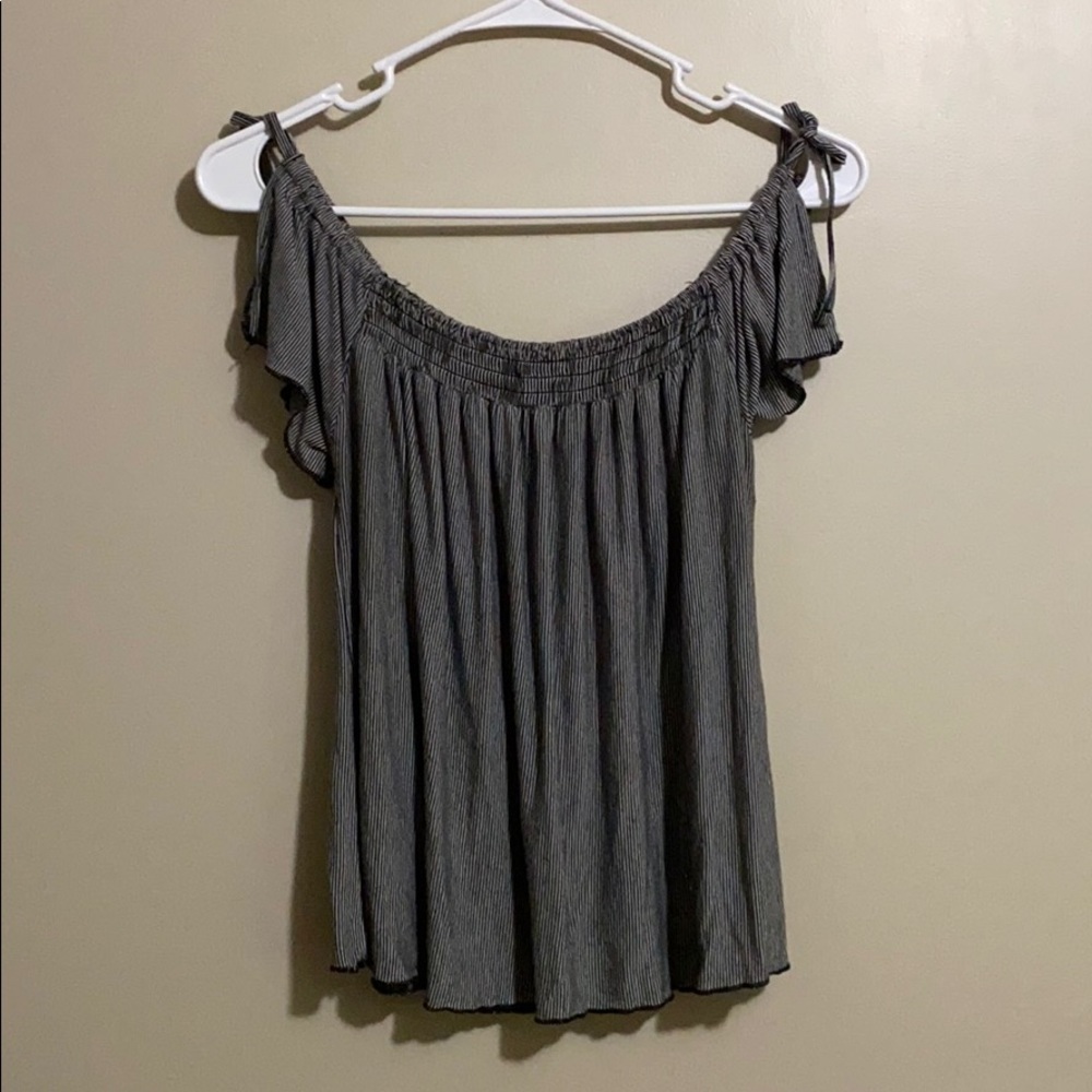 🔥🔥 American Eagle Off The Shoulder Shirt